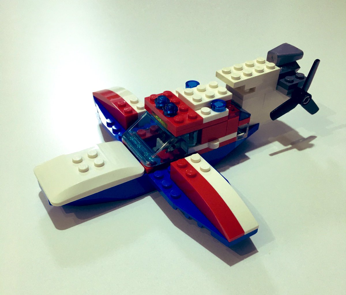 ミスターぽぽ در توییتر 5歳児が作った飛行機です なんかおしゃれじゃないですか フランスのクジラって感じ 本人曰く 救急車の飛行機なのだそうです 飛行機というよりは飛行艇っぽい レゴ Lego 5歳