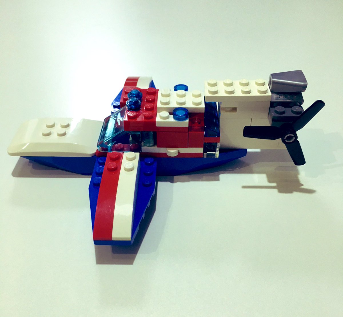 ミスターぽぽ در توییتر 5歳児が作った飛行機です なんかおしゃれじゃないですか フランスのクジラって感じ 本人曰く 救急車の飛行機なのだそうです 飛行機というよりは飛行艇っぽい レゴ Lego 5歳