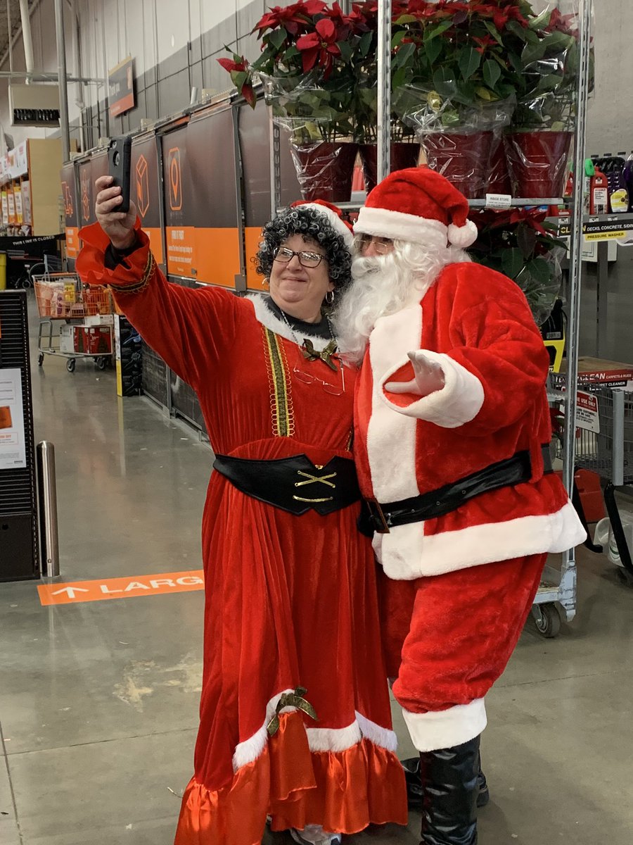 I caught Mr &amp;Mrs Claus taking a selfie. <a href="/Cvillehomedepot/">0133 Home Depot</a> <a href="/JamieCurry536/">Jamie Curry</a> @JoshuaMolnarHD @RandaJordan16