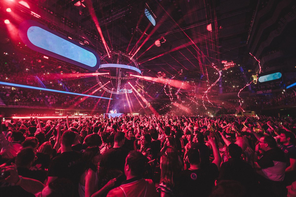 Robelighting's tweet image. The Love the 90’s festival held 3 shows in Madrid, Seville &amp;amp; Valencia where #showdesigner Eduardo Valverde #PixelmapStudios created a #lightingdesign using @Robelighting #Pointe, #MegaPointe, #LEDBeam150, #LEDWash800 &amp;amp; #RoboSpot with #BMFL all supplied by Fluge (📸 Aarón Alborés)