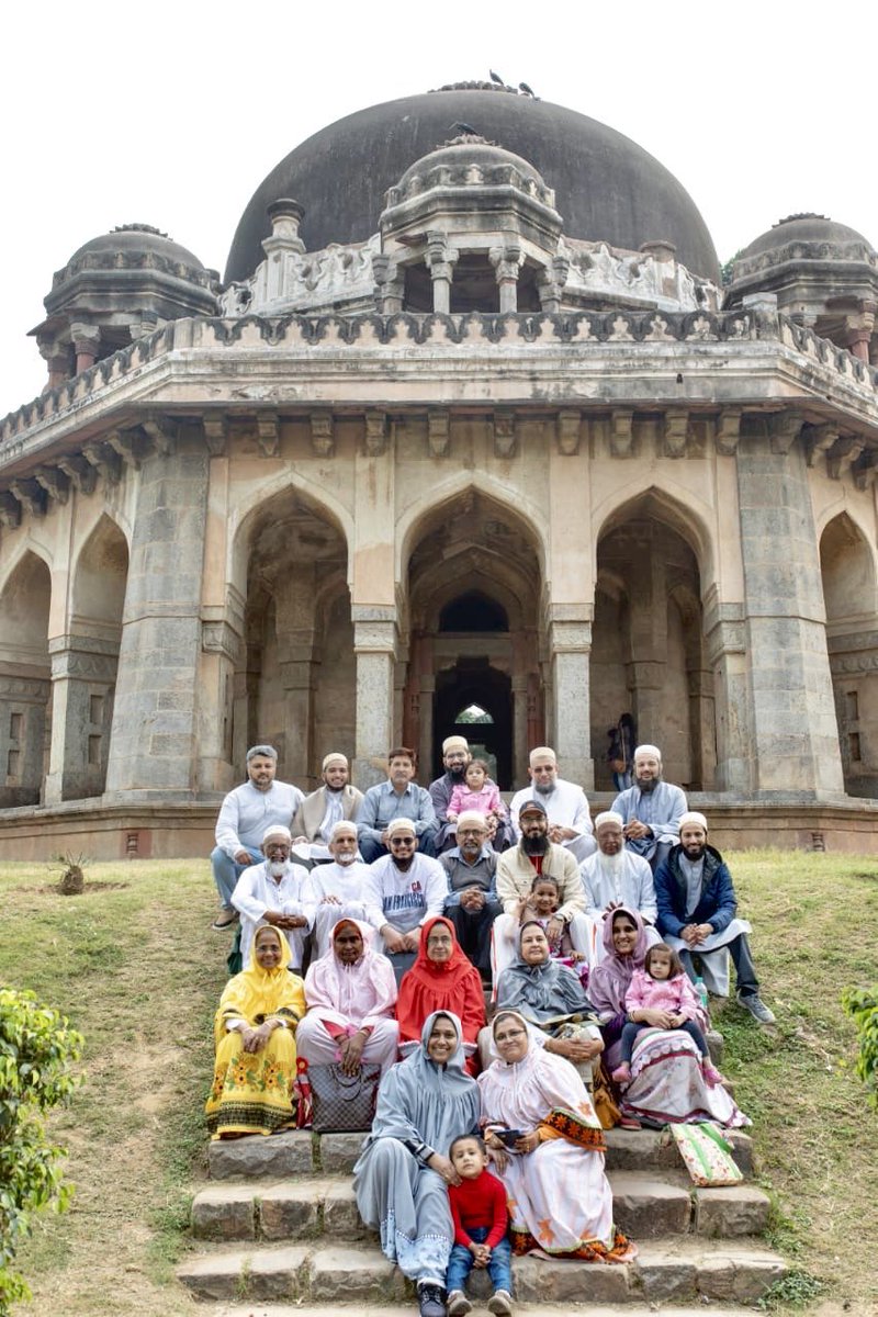 Dawoodi_Bohras's tweet photo. From #NewDelhi to #Chennai to #Mumbai to #Kolkata, young Dawoodi Bohra volunteers dispersed to over 200 villages, towns and cities are undertaking a host of activities to help the elderly and bring smiles to their faces. @UN4Ageing https://t.co/rOMTRYVWpT