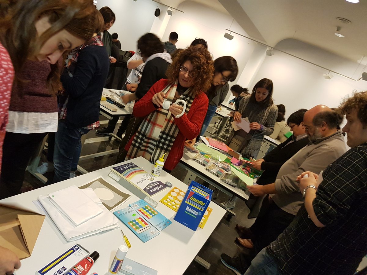 BibliotecaCrea1's tweet photo. Creando, con Pablo Otero, un Libro-Obxecto colectivo sobre o medio ambiente Na Xornada de Biblioteca creativa. Comunicación e Cidadanía #ODS #bescolaresgal #BE3C #BECCC 25 de outubro en Compostela https://t.co/fxt6CzFRme