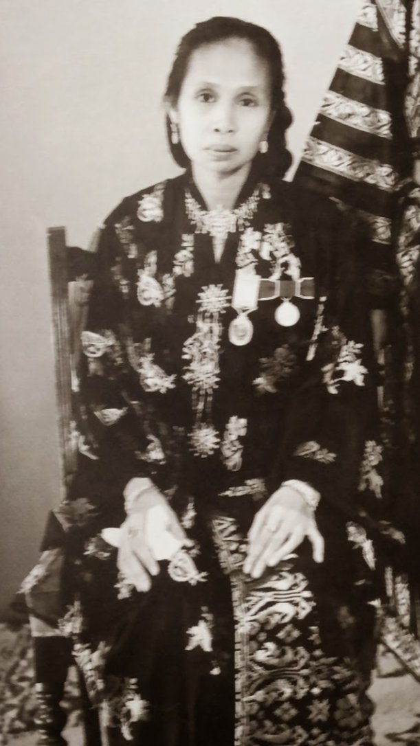 Duli Yang Maha Mulia, Almarhumah Sultanah Asma ibni Sultan Badrul Alam Shah was the Queen Consort of Kedah & wife to the Duli Yang Maha Mulia Almarhum Sultan Badlishah of Kedah  https://en.m.wikipedia.org/wiki/Badlishah_of_Kedah