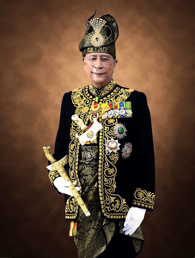 Present Sultan of Kedah, Ke Bawah Duli Yang Maha Mulia Al Aminul Karim Sultan Sallehuddin ibni Almarhum Sultan Badlishah, is related to the Royal House of Bendahara of Terengganu & Pahang through his mother, Almarhumah Sultanah Asma of Kedah. https://en.m.wikipedia.org/wiki/Sallehuddin_of_Kedah