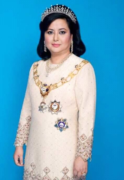 Royal Connections of The 9 Ruling Houses.House of Perak Darul Ridzuan.Duli Yang Maha Mulia Almarhum Sultan Idris Murshidul Azzam Shah (28th Sultan of Perak, 1887-1916) is the common ancestor of the present Sultans of Pahang, Perak & Queen of Johor. https://www.facebook.com/sembangkuala/photos/a.248625785040/10154600220375041/?type=3&app=fbl