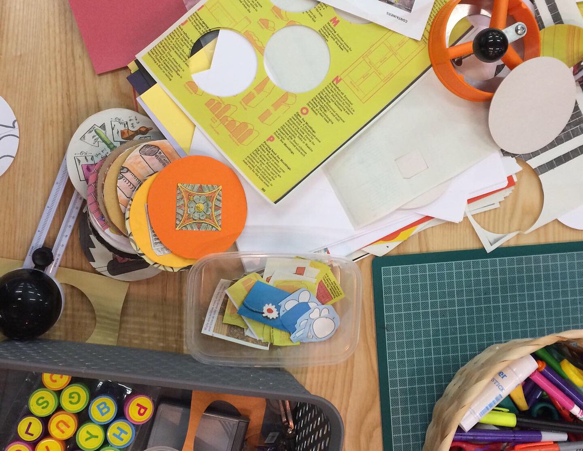 Beer mat making <a href="/TyPawb/">Tŷ Pawb</a> at last nights #bigwrexhamquiz with <a href="/no22typawb/">no22typawb</a> #walpawb