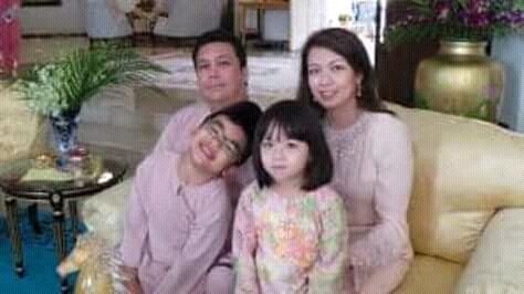 His Highness The Tunku Bendahara Abdul Majid of Johor, the only son of the Almarhumah Tunku Puan Zanariah, is married to Her Highness Tunku Teh Mazni binti Tunku Yusuf, a Kedah Princess.