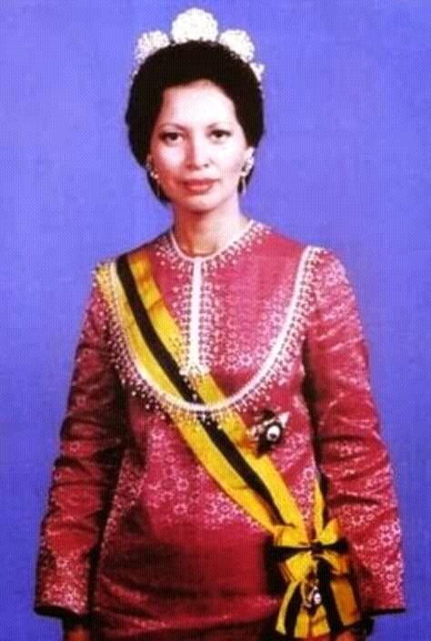 Almarhumah Tunku Puan Zanariah's sister, was also at one time the Sultanah, as the consort of the Almarhum Sultan Ismail of Johor.She is also a member of the Kelantan Royal Family as a great granddaugther of the late Sultan Muhammad II ( Long Senik Mulut Merah of Kelantan )