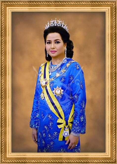 The union of matrimony between Their Majesties Sultan Ibrahim of Johor & Permaisuri Raja Zarith Sofiah, a Princess of Perak, brings the royal descendants of the Sultanate of Melaka back to the throne of Johor Darul Takzim, through their offsprings.