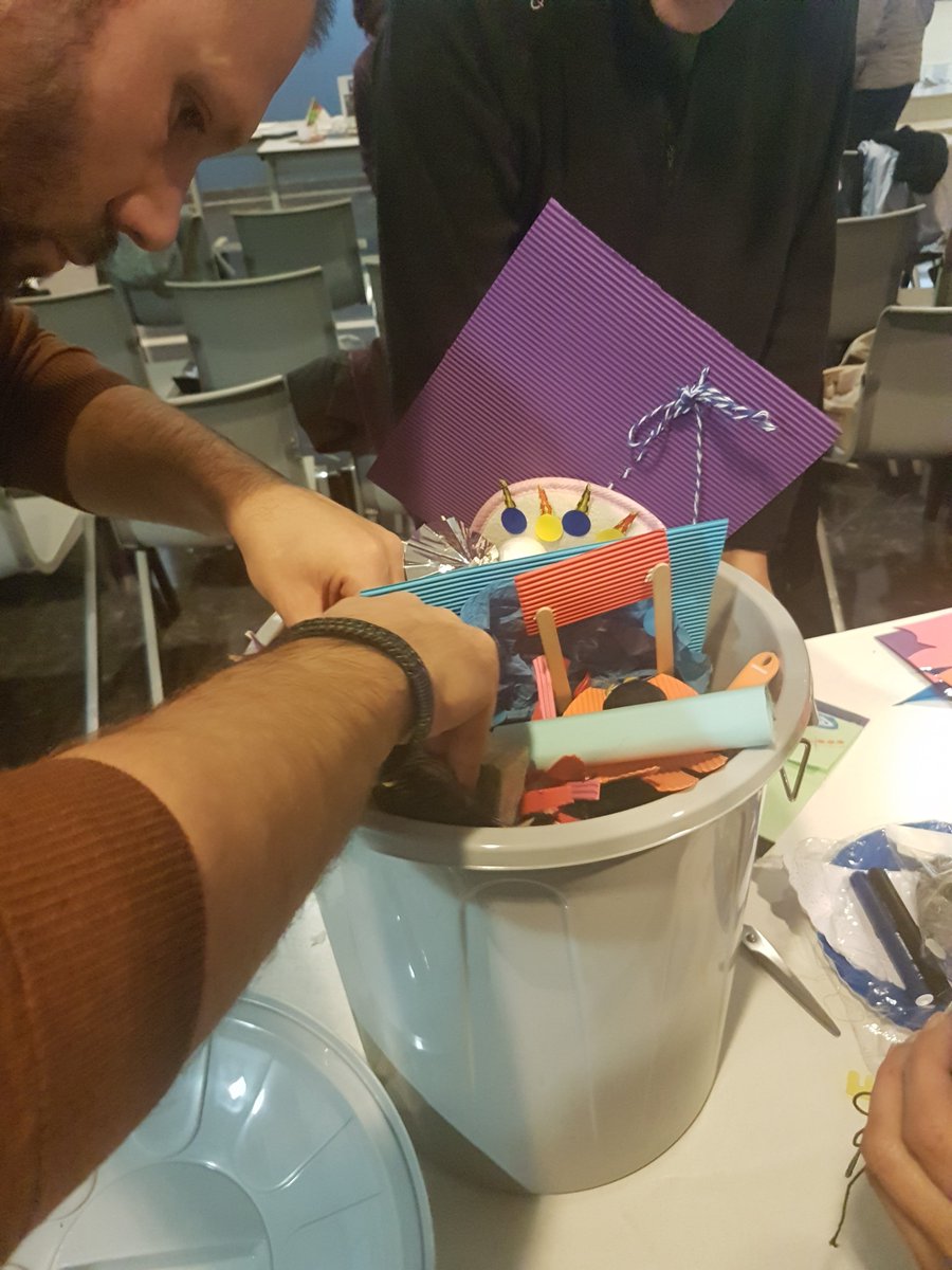 BibliotecaCrea1's tweet photo. Montando, cos traballos creados, o Libro-Obxecto colectivo sobre o medio ambiente na Xornada de Biblioteca creativa. Comunicación e Cidadanía #ODS #bescolaresgal #BE3C #BECCC https://t.co/uQjERTbHU5