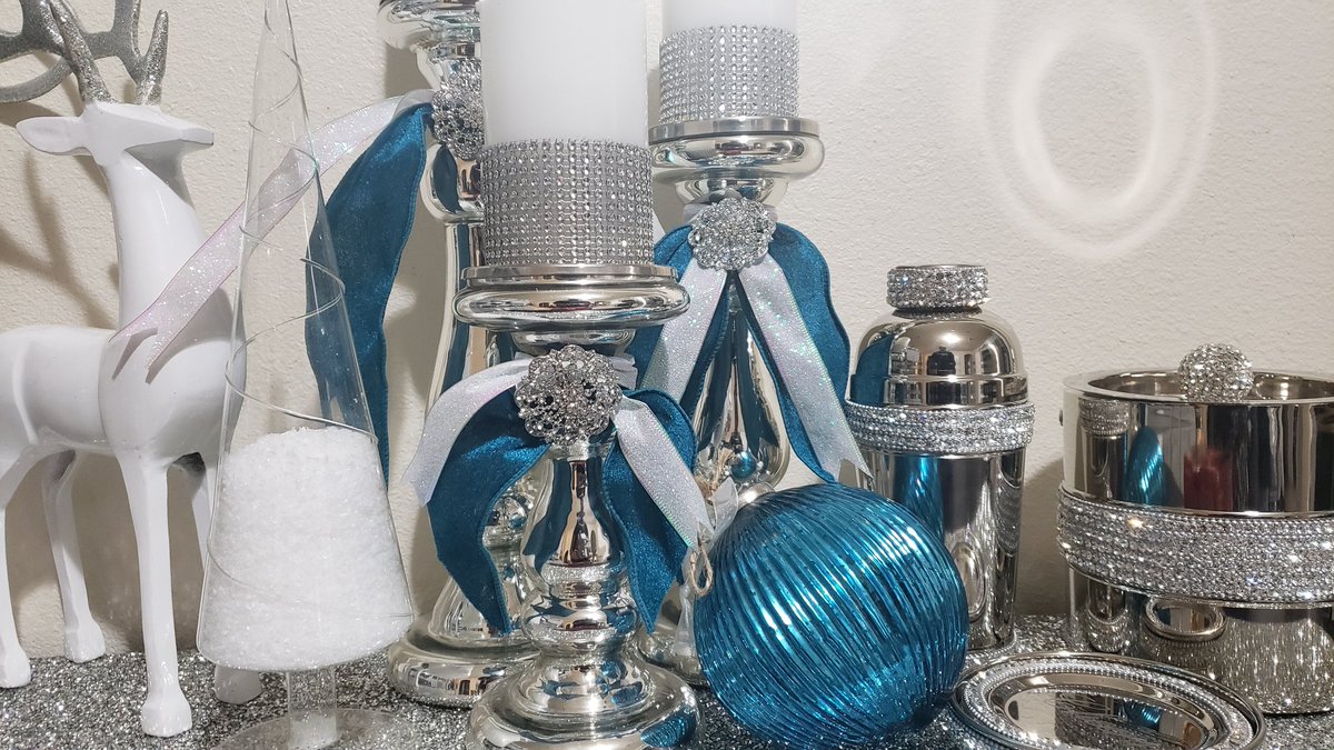 Want to know to dress up your boring candle holders? If so watch this video: youtu.be/YbUu9PyTrU8

#easydiy #glamdiy #christmasdiy #Christmas