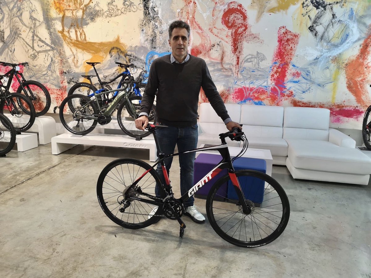 ¿Quién conoce a este chico?🤣👇🏼👇🏼
Miguel Induráin se marcha a la Maratón de Valencia con su FastRoad Advanced.
Un lujo de liebre, ¿o no?
#MiguelIndurain