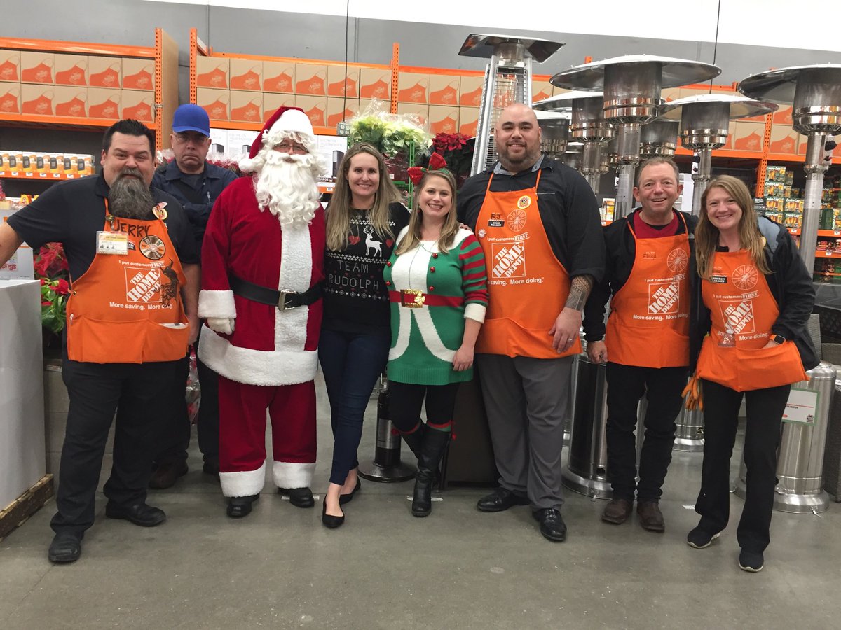 D220 District Team spending time with Santa at 6550! ⁦<a href="/jreed4401/">Jennifer Reed</a>⁩ ⁦<a href="/LMcmilian/">Liam Mcmilian</a>⁩ ⁦<a href="/Heather_Ava1os/">Heather Avalos</a>⁩ ⁦<a href="/RJPhillips16/">ronald</a>⁩ ⁦<a href="/RebekahBush/">Rebekah Bush</a>⁩ ⁦<a href="/lizlalejandro/">LIZ LIMON-ALEJANDRO</a>⁩