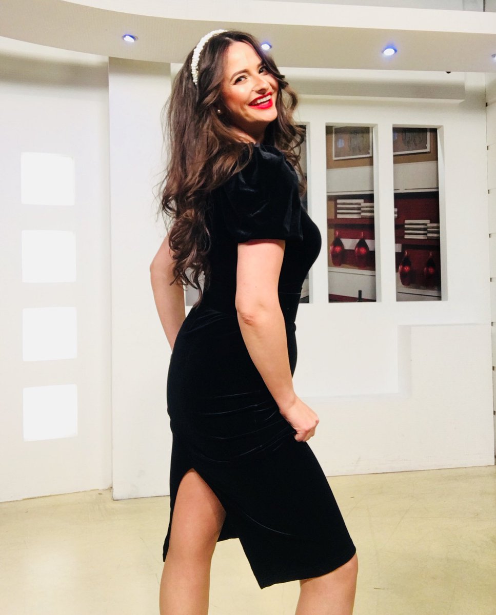 adelalupsemodel's tweet photo. Sunati la 1204 pentru a fi in direct la Castigati Acum, la Etno Tv. ❤️
• Mult succes !
•
•
@adelalupse #friday #show #tv #tvshow #live #evening #etnotv #castigatiacum #positive #mood #vibe #dance #liveshow #romania #tvhost #tvpresenter #television https://t.co/3gTg1a9bB0