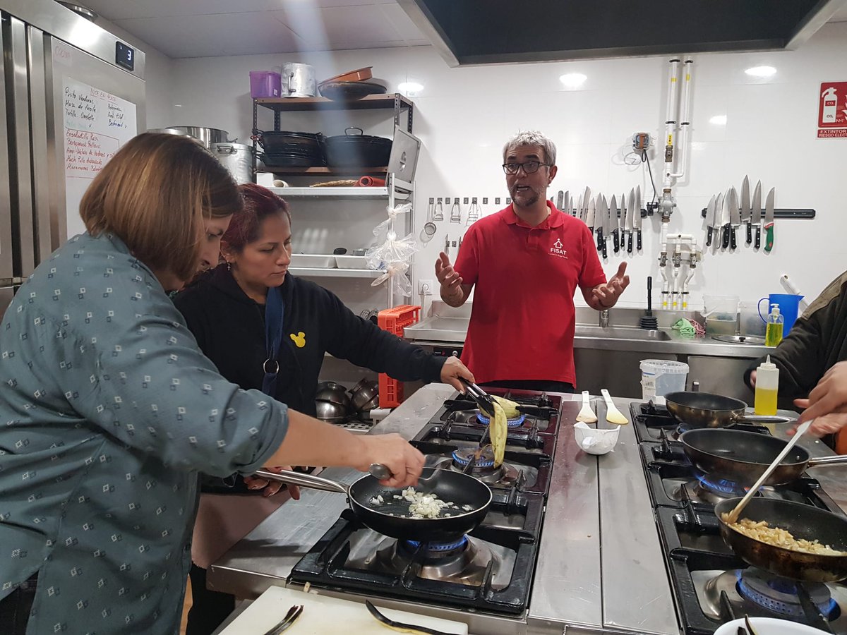 fundacionFISAT's tweet photo. Las madres y padres de encuentro de familias del #centrodediaDB y la #casadonbosco reciben información sobre alimentación, de la mano de Salva, el maestro de taller de hostelería. @salesianosvsaa #prepracticas #FISATSanAntonioAbad #SomosUno #fisat @GVAinclusio https://t.co/VkSaVCO5VJ