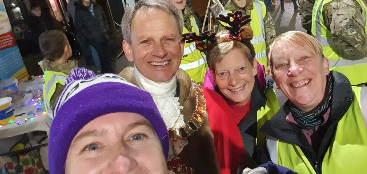 PiaMari09166199's tweet photo. Hanging out with the Mayor of Sevenoaks. #coolmayor @SevenoaksMayor #christmaslightswitchon #olafrules @Pecka681 @Sheeresy https://t.co/UTH34Scsyx