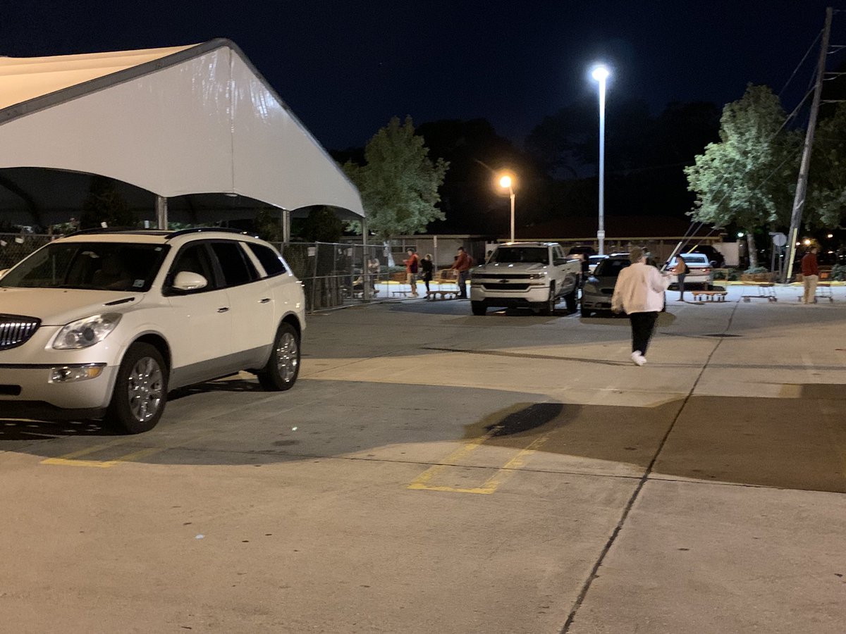 Long lines at the mighty kenner <a href="/TaraTuckerTHD/">Tara Tucker</a> @ChrisBergHD