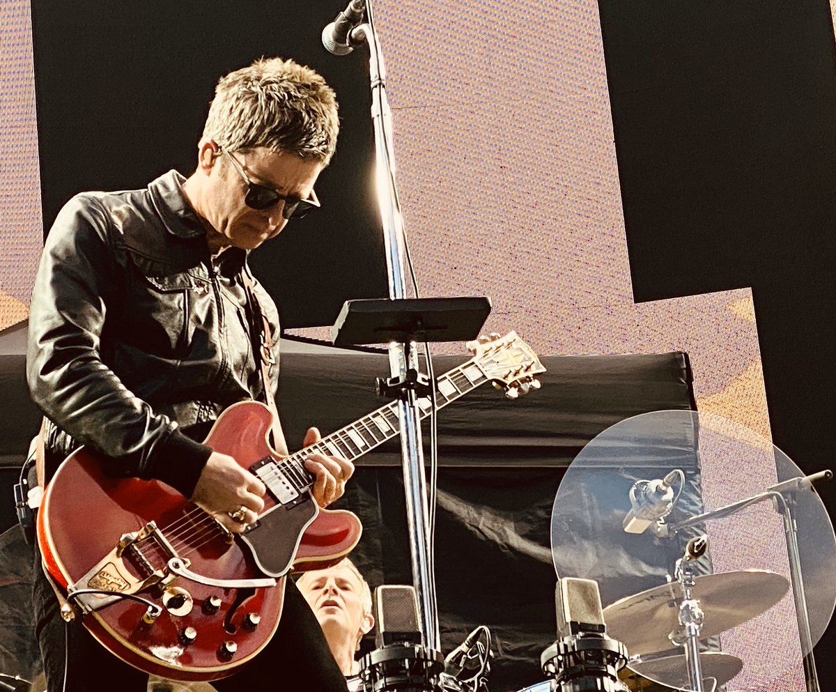 WORLDL1NG's tweet photo. When asked why he wasnโt โwearing his shortsโ, #NoelGallagher responds to the curious 2nd row fan: โMate, why arenโt you here in your stupid hat with the dangling corksโ. ๐ #U2Perth #U2JT19 https://t.co/z6sGku4uzC