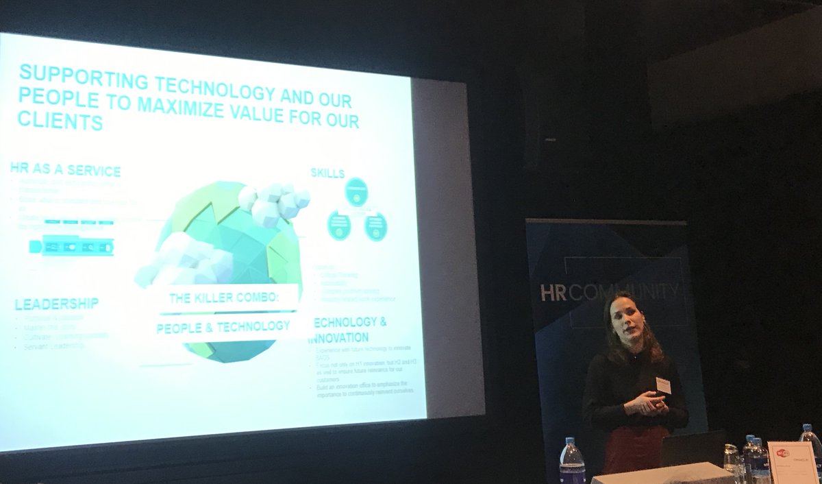 Marcelle vraagt voordat haar presentatie begint wie haar rubik’s cube wil oplossen. Robots kunnen dit in enkele seconden. Onze wereld veranderd in een rap tempo, maar de employee experience blijft achter. Hoe kan dit worden opgelost? #toty