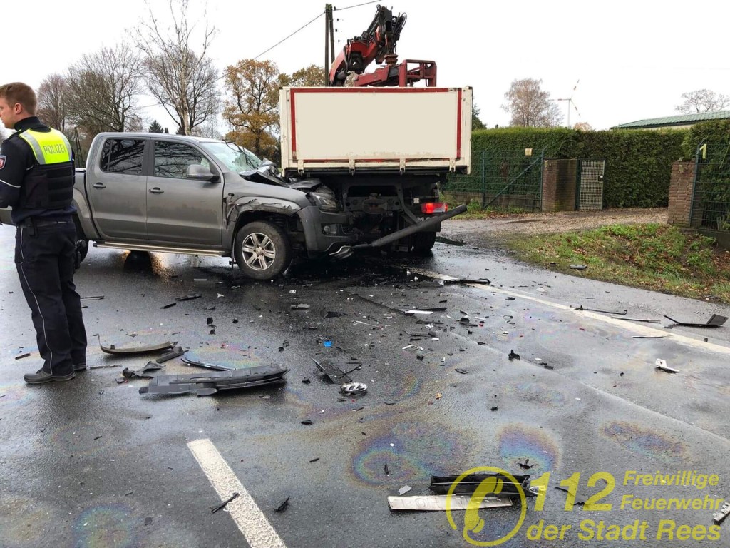 2 Verkehrsunfälle innerhalb einer Stunde feuerwehr-rees.de/2019/11/29/2-v…