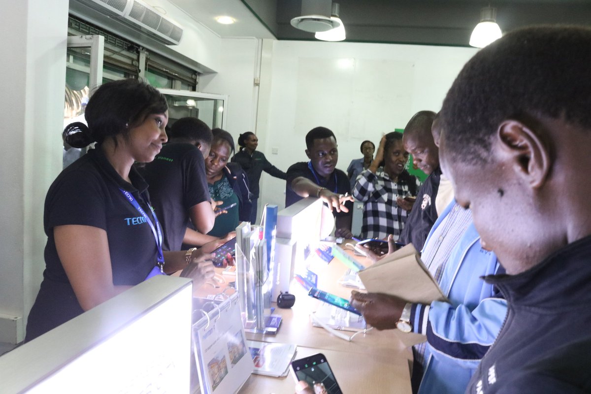 Milele_FM's tweet photo. #MileleDrive Leo ikiwa black Friday tembelea duka la Safaricom kupata simu kwa bei nafuu kikosi cha Milele fm tuko live kutoka Duka la Safaricom Moi avenue  @Safaricom_Care @SafaricomPLC https://t.co/vxiDCvNlX3