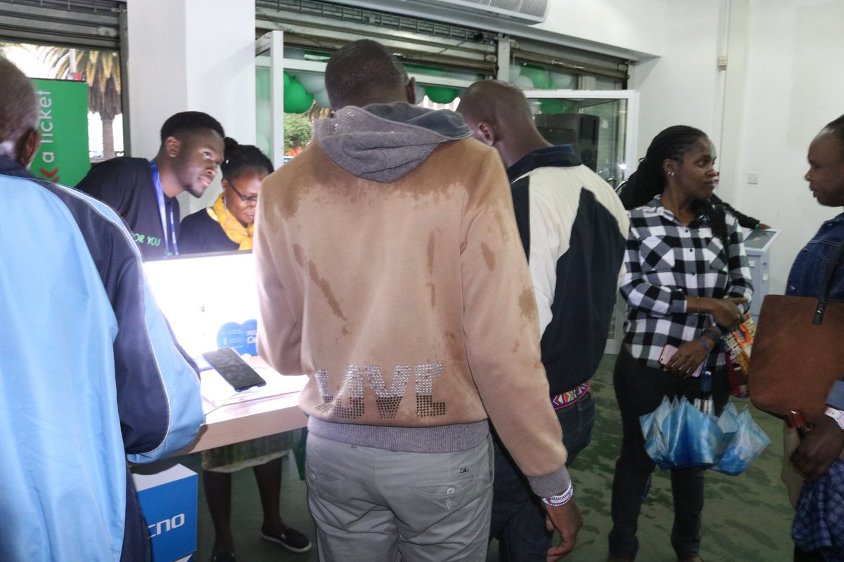Milele_FM's tweet photo. #MileleDrive Leo ikiwa black Friday tembelea duka la Safaricom kupata simu kwa bei nafuu kikosi cha Milele fm tuko live kutoka Duka la Safaricom Moi avenue  @Safaricom_Care @SafaricomPLC https://t.co/vxiDCvNlX3