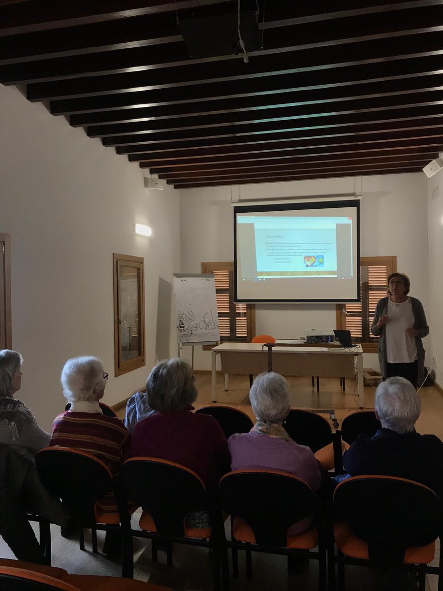 CSSaPobla's tweet photo. Aquest dematí la Dra. Araceli López i la infermera Marga Serra han estat a Campanet compartint una xerrada 🗣 i aclarint molts dubtes sobre factors de risc cardiovascular 💔 #APalteucostat #DivulgaSalut https://t.co/0VREdETlBY