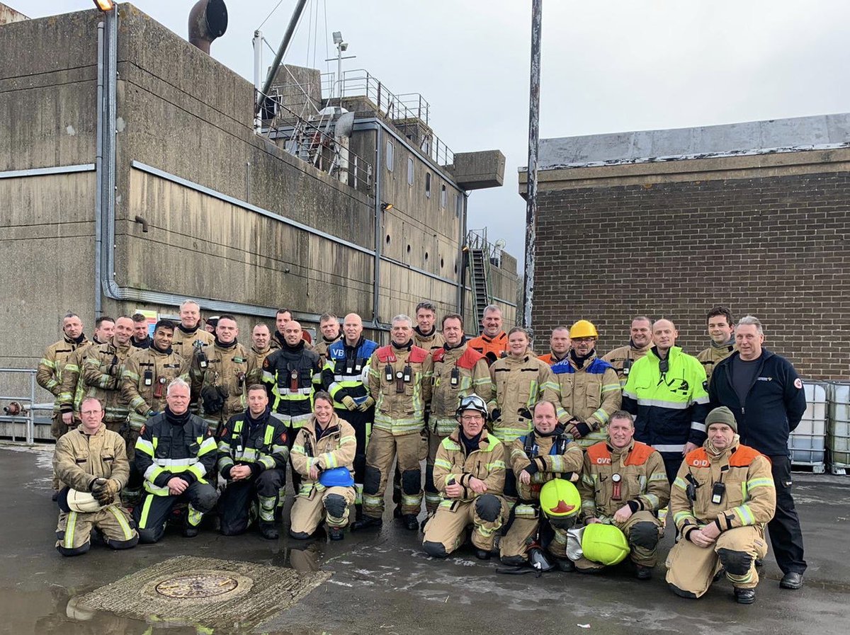 vakbekwaam_VRR's tweet photo. Mooi teamwerk! Misschien wel de laatste keer @fireservicecollege Training scheepsbrandbestrijding met OD-S, HO, ploegen Coloradoweg en Bosland, OD-HDMR Havenbedrijf, OvD KMB VRNHN en afdeling VB. https://t.co/yTgElBb3pH