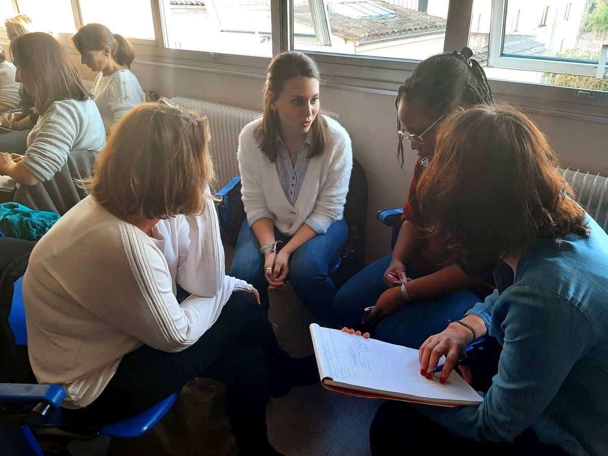 Atelier #réseau au format original, les participantes sont réparties en 3 groupes : "Comment ramener du réseau à soi ?" / "Comment #réseauter pour trouver du Business ?" / "Comment faire un effort sur soi pour réseauter ?" #WIF2019