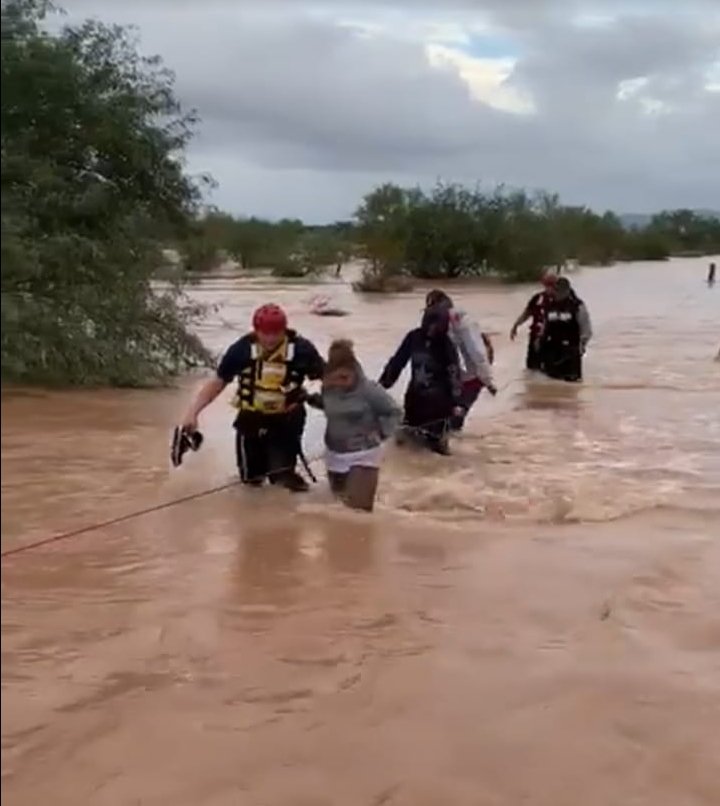 BandasyBandi2's tweet photo. Rescatan a 2 personas que quedaron atrapadas en un arroyo, @BomberosHermos1 acudieron a la carretera 26 y calle 4 en la costa de Hermosillo, la @ssp_sonora apoyó con helicoptero @HermosilloGob @gobiernosonora @davidanayac . https://t.co/sjcxMA2Qa3