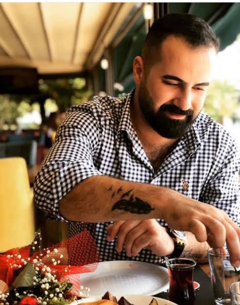 Eren Doğan 30 yaşında siyanür içerek intihar edip arabasının camına “siyanür var yaklaşmayın” yazmış.
Antalya CHP gençlik kollarımdan adaşım Eren’in hikayesini duyunca yüreğime ateş düştü.. Keşke bir yolunu bulup acını hafifletebilseydim. Keşke...