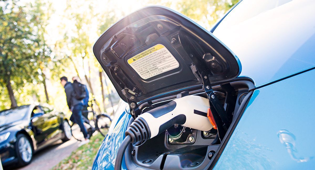 DriveElectricMN's tweet photo. Happy #FactFindingFriday! Did you know that electric vehicles in Minnesota can reduce greenhouse gas emissions by 61-91%, depending on the utility provider? Dive into the details here: https://t.co/pyrmlzyMSE https://t.co/VfJrcwlxGO