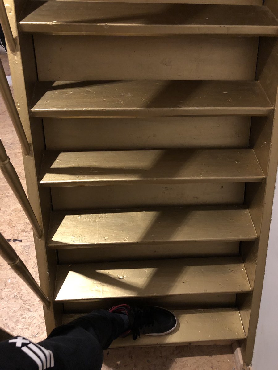 You dutch guys can fuck yourselves with these high stairs with tiny steps.