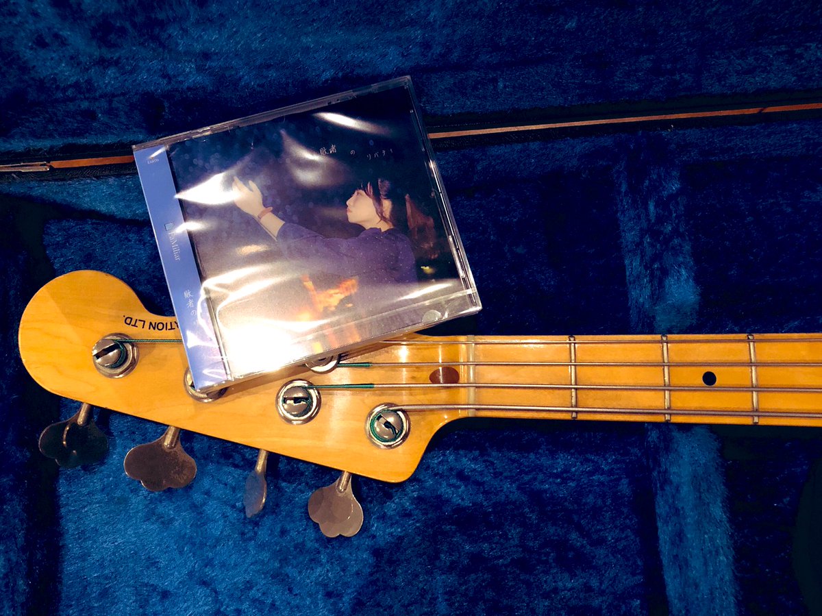 yutobass_yuto's tweet photo. インスタライブ見てくれた方ありがとうございました！
敗者のリバティ無事リリースしました。
僕のサブベースと一緒に写真撮ったよ https://t.co/ZKa9DXOYkc