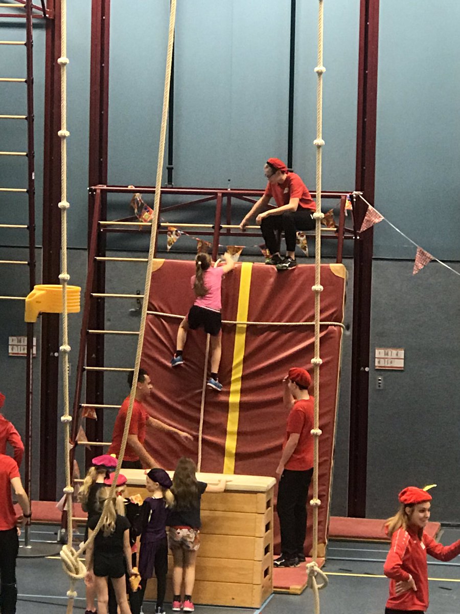 Het was weer tijd voor de jaarlijkse traditie van Het Sterrenschip: Pietengym. De studenten van het <a href="/DrentheCollege/">Drenthe College</a> hebben weer een fantastische les voor de kinderen verzorgd waarbij ze onder meer een “dak” op moesten klimmen om  cadeautjes te bezorgen!