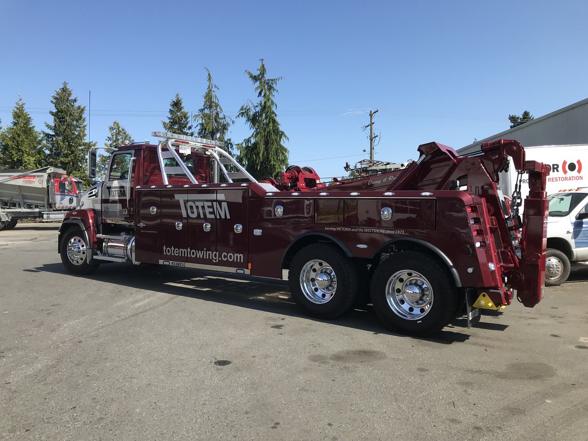 WstrnStarTrucks's tweet photo. Leave it to a Star to be the most stylish wrecker out there. This #4700SF is powered by a @DemandDetroit #DD13, 505hp, Eaton 18 speed, and a Meritor 46k HD housed gear set. Thanks to #StarGazer Ed from P&amp;R Western Star in Victoria, BC for sharing the photos with us. #FanFriday https://t.co/BjKTF8K442