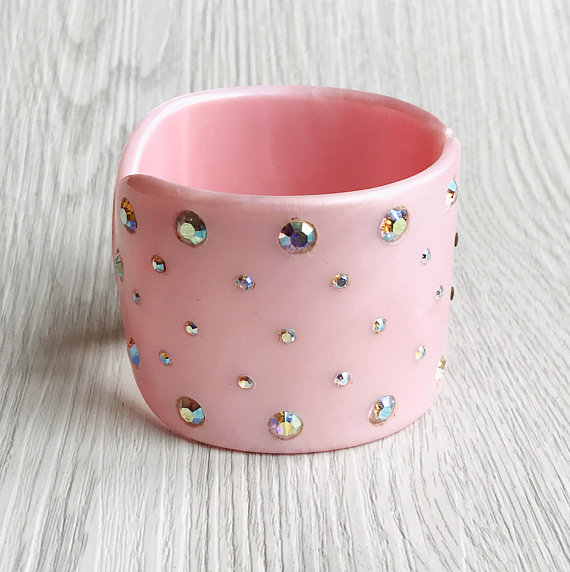 theoldvintageco's tweet image. Pink Frosty Wide Vintage tinyurl.com/uwrh4v9 via @EtsySocial Etsy Vintagejewelry  #plasticbangle #lucitebangle