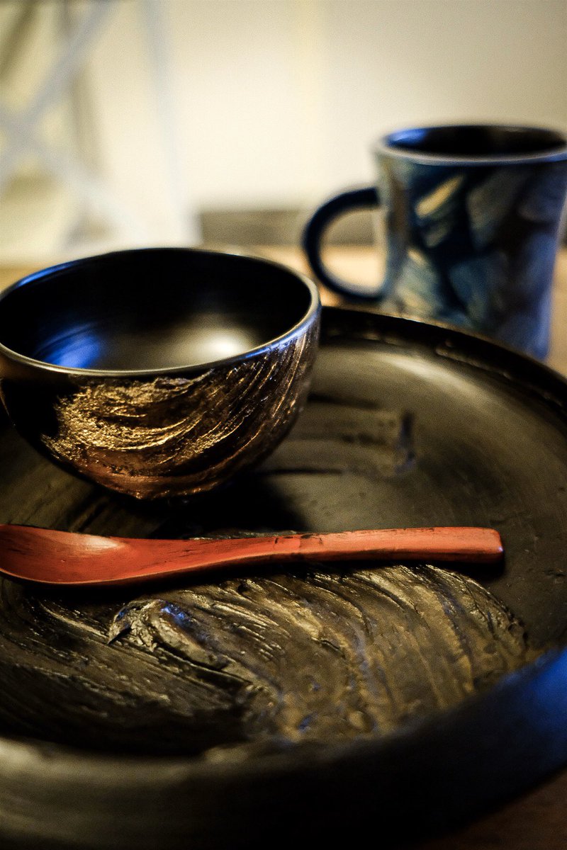 akiyoshiclub's tweet photo. 子供用の漆の茶碗、箸、スプーンを買いました。
特に3歳までに本物に触れさせる事はとっても良いことだそうです。
ここでしか手に入らない漆器を吟味。
可愛いデザインの漆のマグカップも子供のお気に入りでした!
大切に使わせてもらいます。
特に最近は器集めにハマってる。
#jinmo #山岸厚夫 https://t.co/7U7AGydTOP