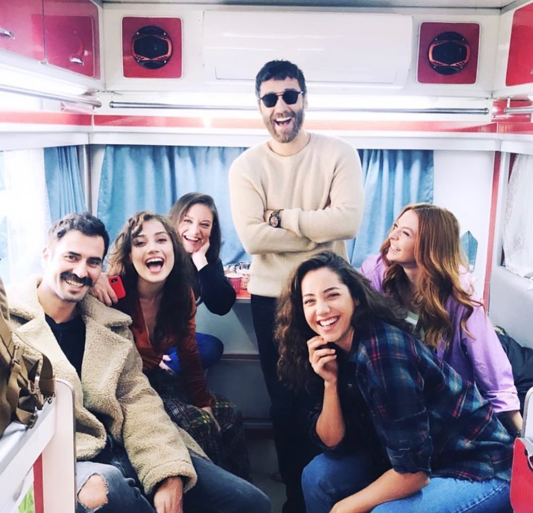 EDNALUZLIMAGOM1's tweet photo. SON 2 SAAT ⏳
Bölüm etiketimiz #obizimannemiz. Bölümle ilgili yorumlarınızı #obizimannemiz etiketine bekliyoruz. #sevgiligeçmiş bu akşam saat 20.00’da @startv’de! @SurecFilm @Ece44 https://t.co/cX9Ck4QWZi