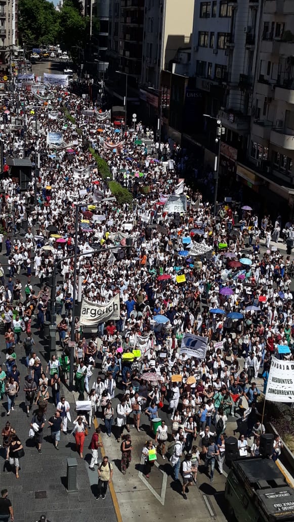 gusatag's tweet photo. Hay q vencer el cerco mediático de @horaciorlarreta.
Masiva marcha de #ResidentesYConcurrentesCABA por Corrientes y Callao. La salud en juego. https://t.co/3PV3IXvFLA