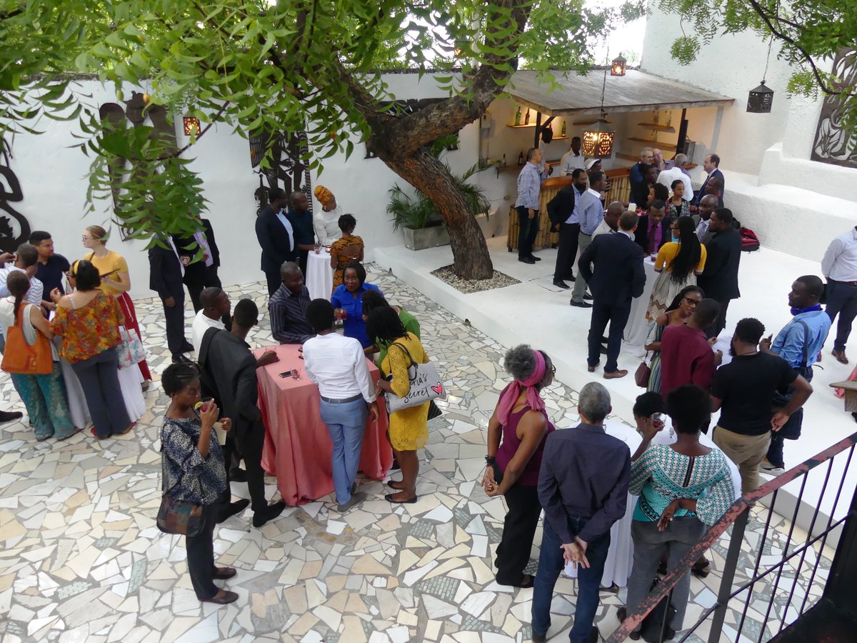 ambafranceht's tweet image. #Coopération 🇫🇷🇭🇹 Hier au Yanvalou l’ambassadeur José Gomez rencontrait les 27 associations haïtiennes lauréates du fonds d’appui à la société civile #PISCCA, l’occasion de rappeler que la France demeure aux côtés d’#Haïti et poursuit sa coopération &amp;gt; is.gd/QpmDSs