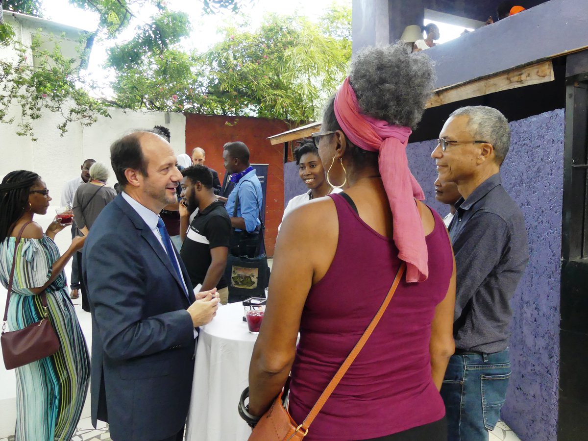 ambafranceht's tweet image. #Coopération 🇫🇷🇭🇹 Hier au Yanvalou l’ambassadeur José Gomez rencontrait les 27 associations haïtiennes lauréates du fonds d’appui à la société civile #PISCCA, l’occasion de rappeler que la France demeure aux côtés d’#Haïti et poursuit sa coopération &amp;gt; is.gd/QpmDSs