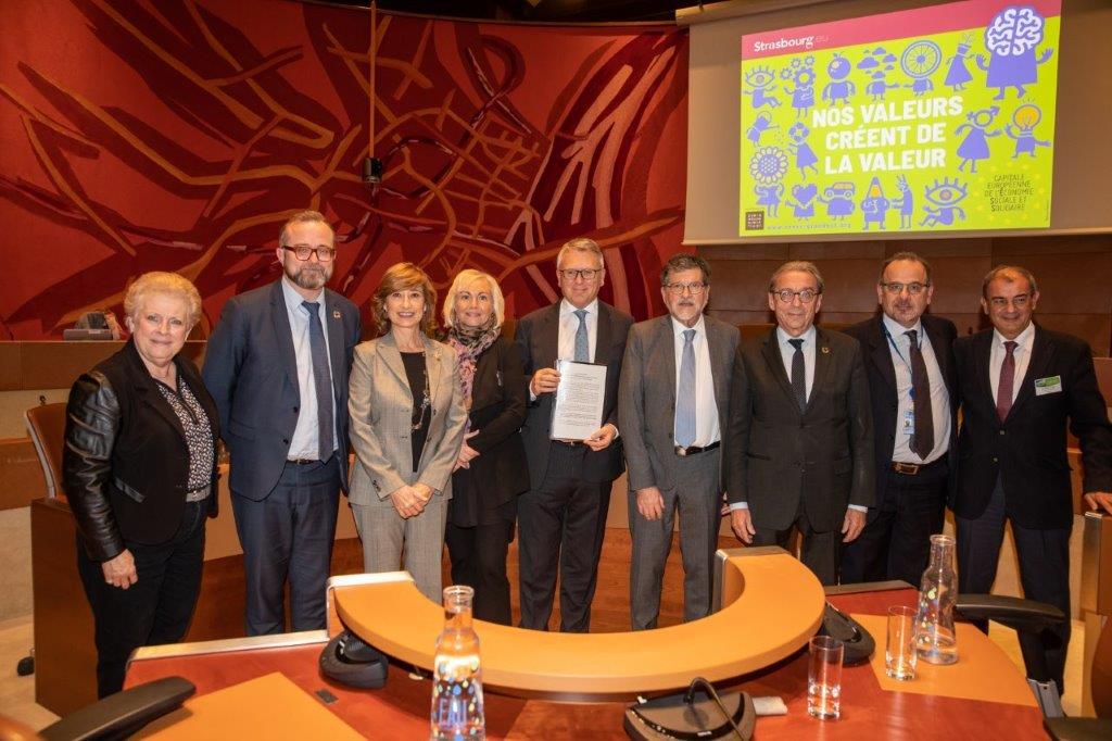 📢#EESCSocEntDay: Les acteurs instituonnels et de terrain demandent à la nouvelle <a href="/EU_Commission/">European Commission</a>  
une initiative politique globale et cohérente avec une série d'actions concrètes

📰Lire: bit.ly/2stEHik

#EESCSocEntDay    #SocEnt    @PactforImpact    <a href="/StrasbourgESS/">Strasbourg Économie Sociale et Solidaire</a>