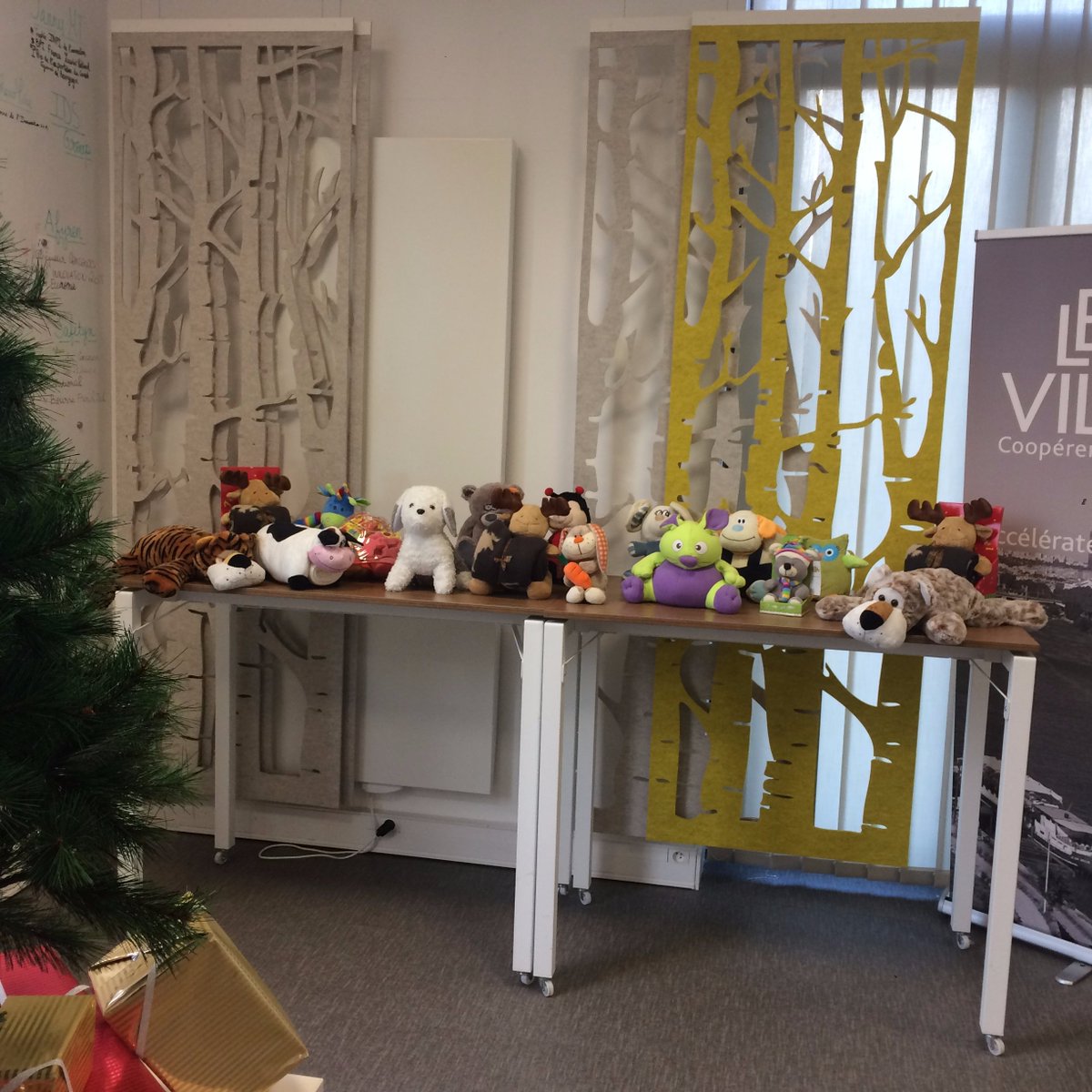 [#Noel] 🎅🎄 La collecte a commencé ! Merci <a href="/ca_centrest/">Crédit Agricole Centre-est</a> pour ces peluches🧸. Nous attendons bien sûr vos dons le 2 décembre au <a href="/VillagebyCaCe/">VillagebyCa-Centrest</a> pour le Marché de Noël des Entrepreneurs et notre collecte solidaire.
#solidarite #solidariteNoel #RSE #Coopérer
