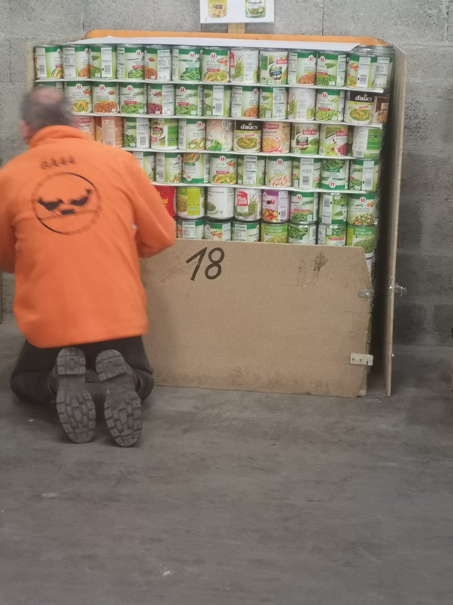 Banquealim44's tweet photo. La marchandise commence à arriver et le tri démarre #BA44 #banquealimentaire #JeFaisMaBA #CollecteNationale https://t.co/OAGtXxQqdn