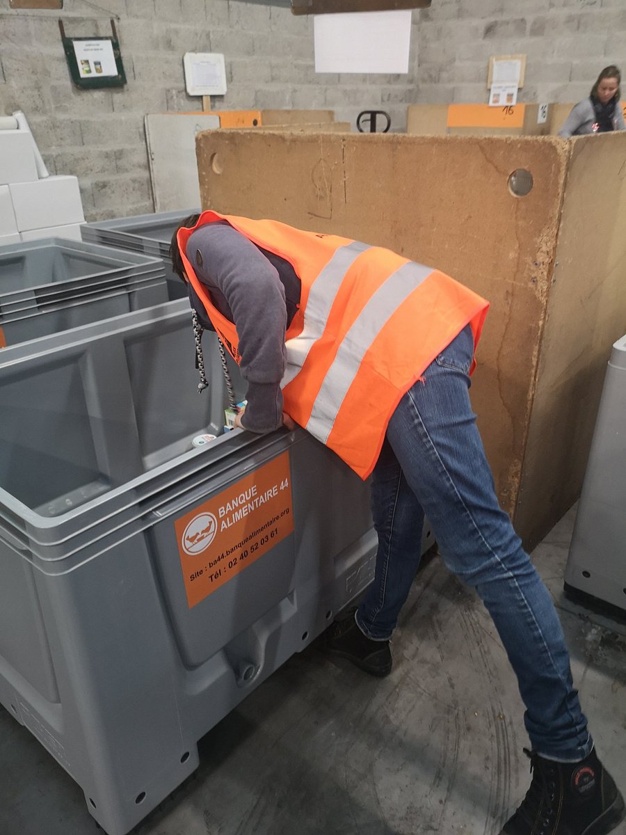 Banquealim44's tweet photo. La marchandise commence à arriver et le tri démarre #BA44 #banquealimentaire #JeFaisMaBA #CollecteNationale https://t.co/OAGtXxQqdn