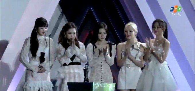 Jica01242375's tweet photo. Daesang Song of the year AAA 2019

#ThisIsRedVelvet
#redvelvet #VLuvies #HereForRedVelvet #MAMAVOTE #AAA2019inVietnam 
@RVsmtown https://t.co/iTRfpHOmaC