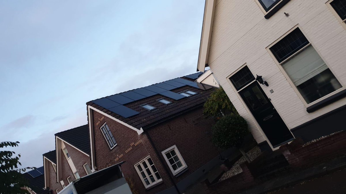 GroenOmmen's tweet photo. Mooie projecten mogen aanleggen deze week. In #Nijverdal mochten we deze 3 woningen voorzien van deze prachtige Ultra Black #zonnepanelen van #DMEGC, samen met een @SolarEdgePV systemen voor optimaal rendement!
Laat de #zon maar schijnen! https://t.co/HzleekFEmA