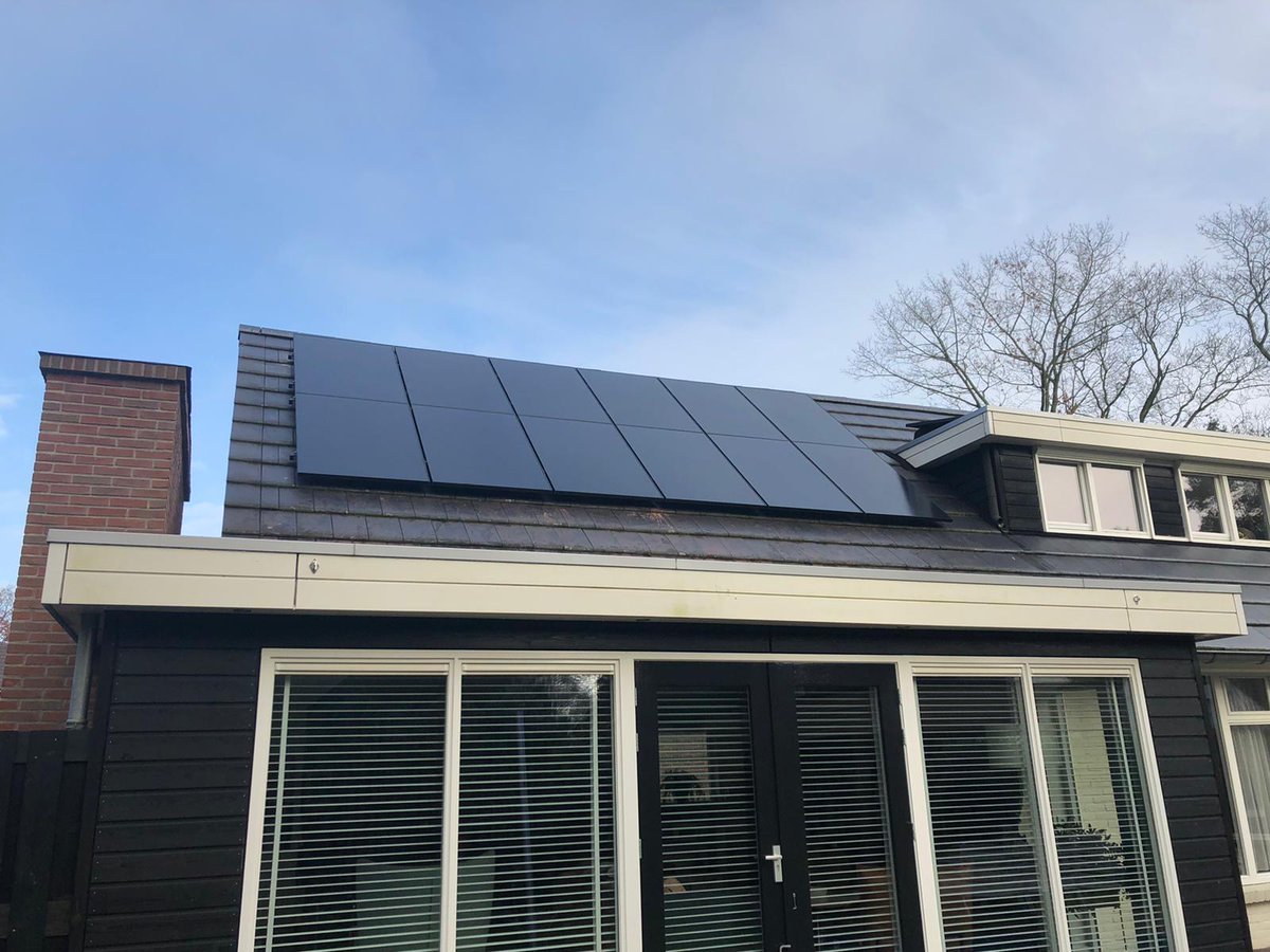 GroenOmmen's tweet photo. Mooie projecten mogen aanleggen deze week. In #Nijverdal mochten we deze 3 woningen voorzien van deze prachtige Ultra Black #zonnepanelen van #DMEGC, samen met een @SolarEdgePV systemen voor optimaal rendement!
Laat de #zon maar schijnen! https://t.co/HzleekFEmA