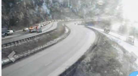 Matt_Kroschel's tweet image. BREAKING: Rocks are once again covering I-70 near Idaho Springs, all WB lanes closed.  Rockslide just happened- it’s near the Dumont Exit. There’s no good detour. It’s going to be a LONG day. #rockslide #colorado